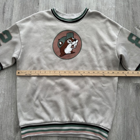 Buc-ee's Sweatshirt Mens Medium Gray Fleece Pullover 82 Jersey Beaver Graphic - Picture 2 of 5